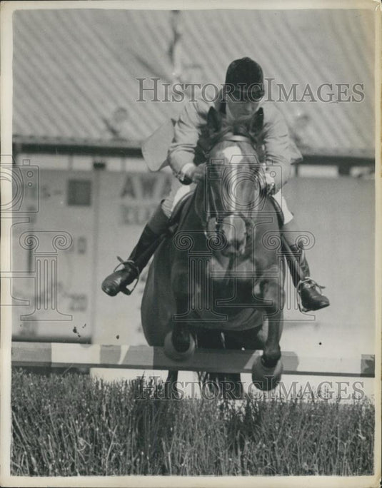 1954 Press Photo Lieut.Col. Harry Llewellyn Takes a Jump on "Lady Jane" - Historic Images