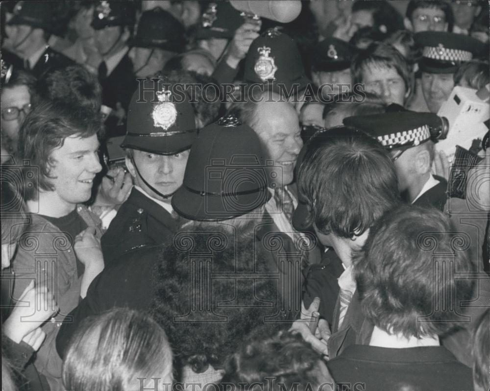 1975 Press Photo Mr. Reg Prentice forces through the crowd with police help - Historic Images