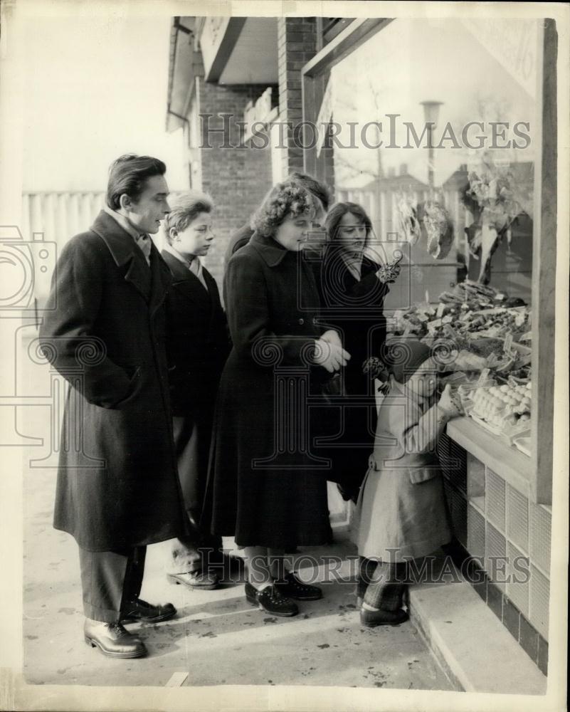 1958 Press Photo Hungarian Refugee Families Allowed To Remain Go Shopping - Historic Images