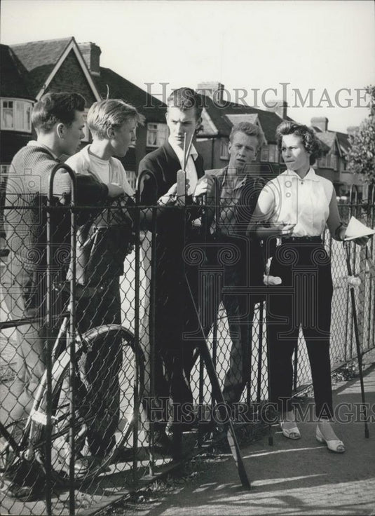 Press Photo Mavis i Dated for a dance - Historic Images