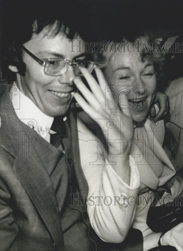 1977 Press Photo Mrs. Sandra Mayhew &amp; her husband - Historic Images