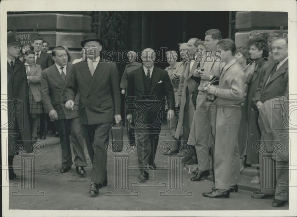 1956 Press Photo Downing Street Meeting Selwyn Lloyd Suez Canal Situation - Historic Images