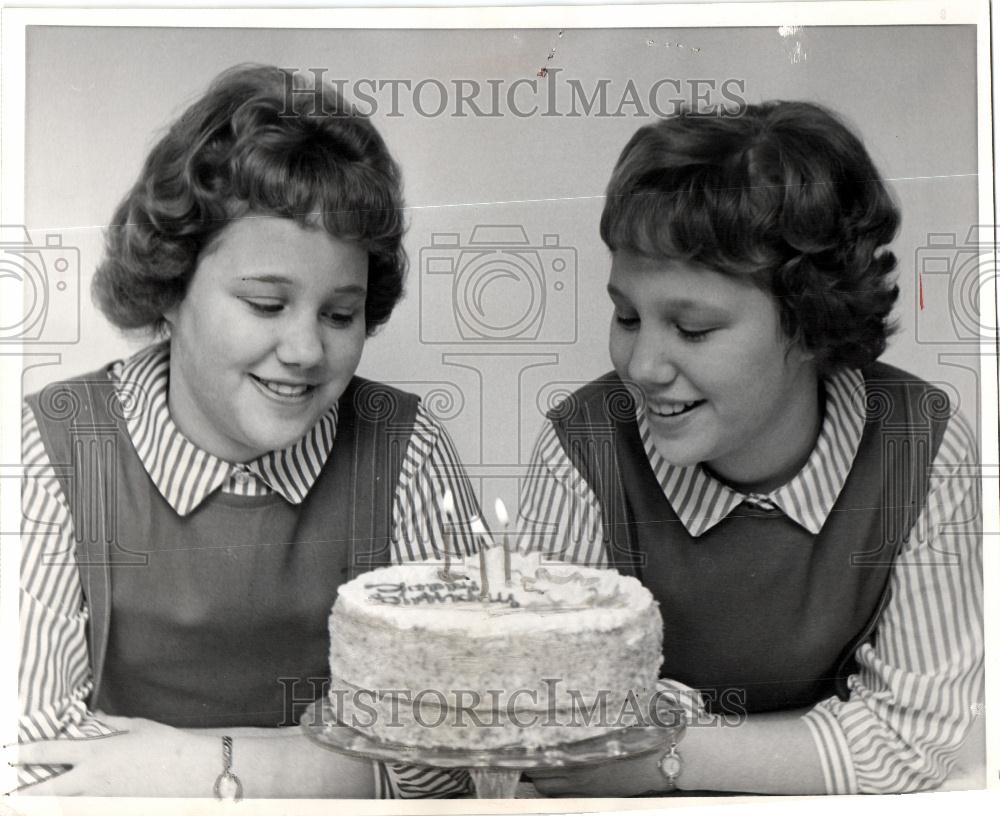 1964 Press Photo Leap Year identical twins - Historic Images