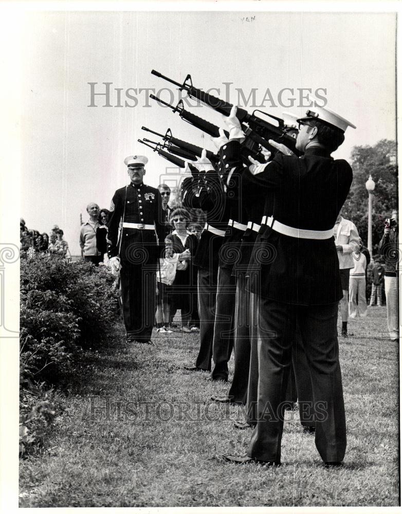 1977 Press Photo Memorial Day Service - Historic Images