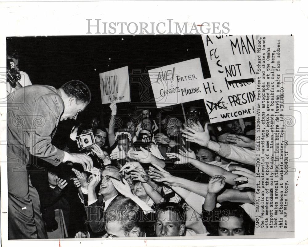 1960 Press Photo Vice President Nixon Iowa Airport - Historic Images