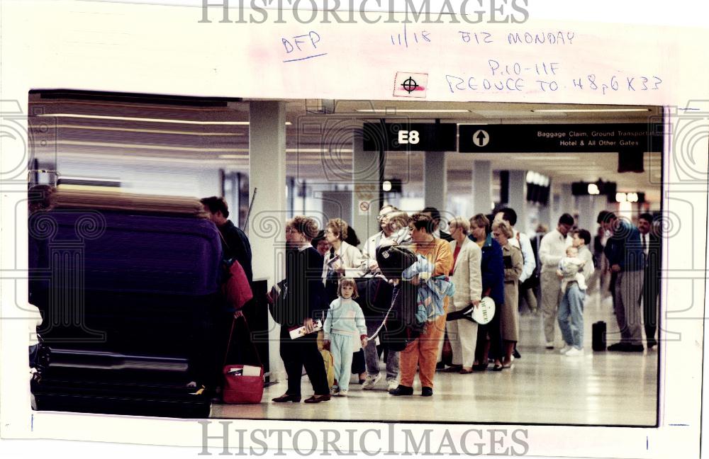 1991 Press Photo Detroit Metro Airport Passengers Plane - Historic Images