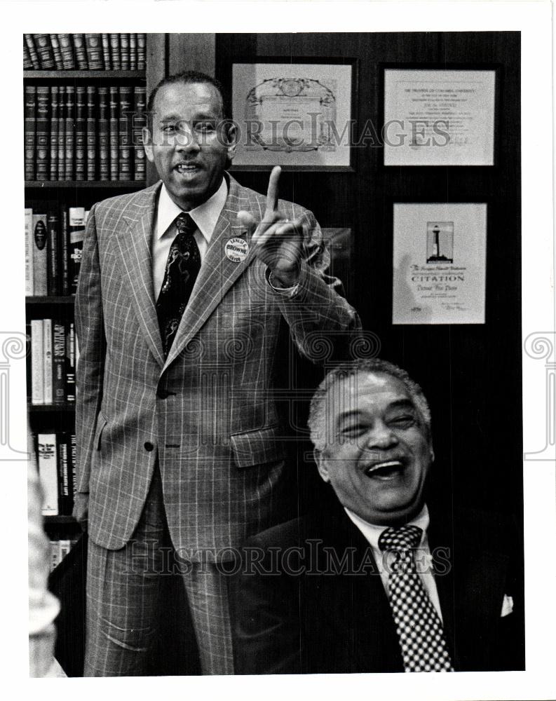 1977 Press Photo Ernie Brown Coleman Young Mayor - Historic Images