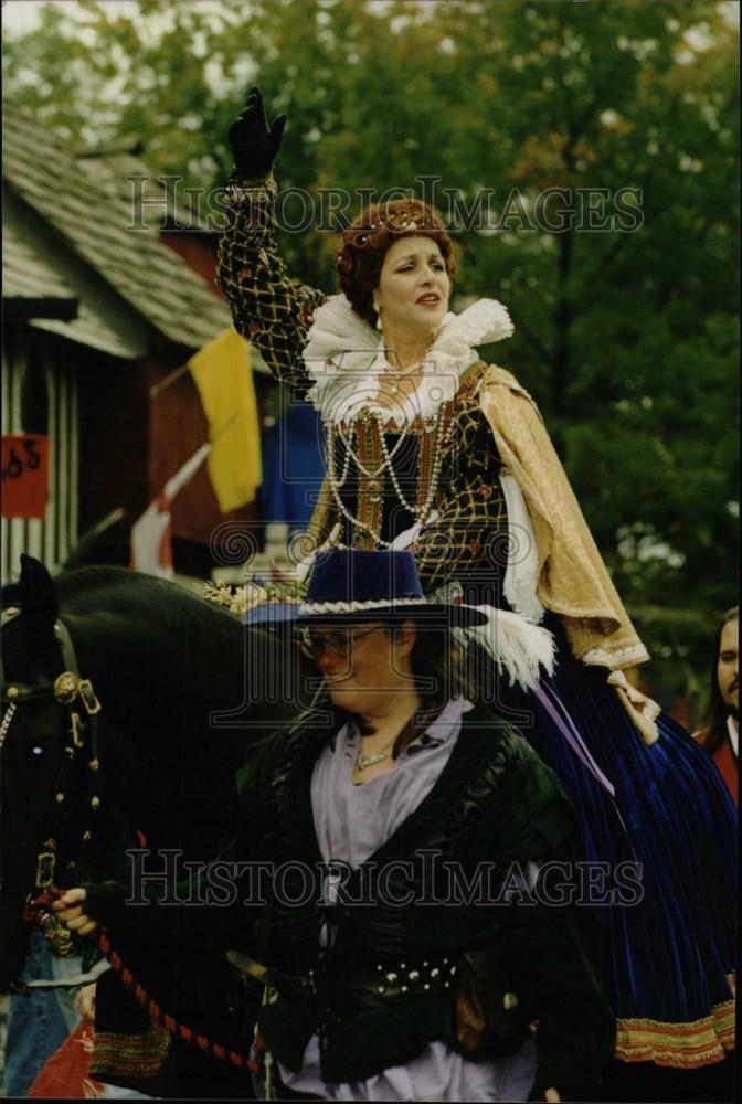 2001 Press Photo Michigan Renaissance Festival - Historic Images