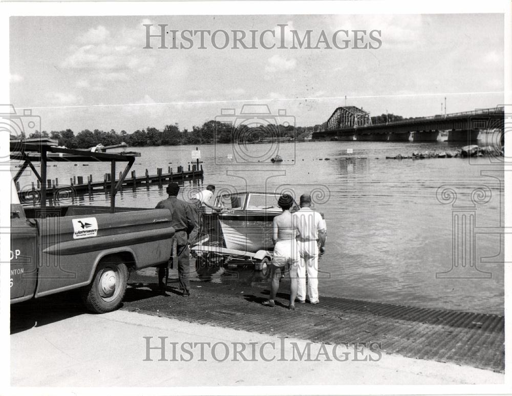 1959 Press Photo Launching Ramp Boat Mich - Historic Images