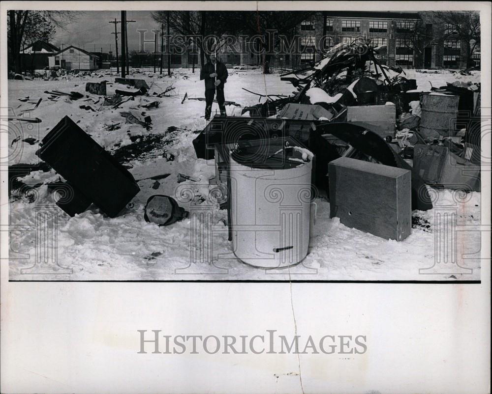 1970 Press Photo Litterbugs Litter Trash - Historic Images