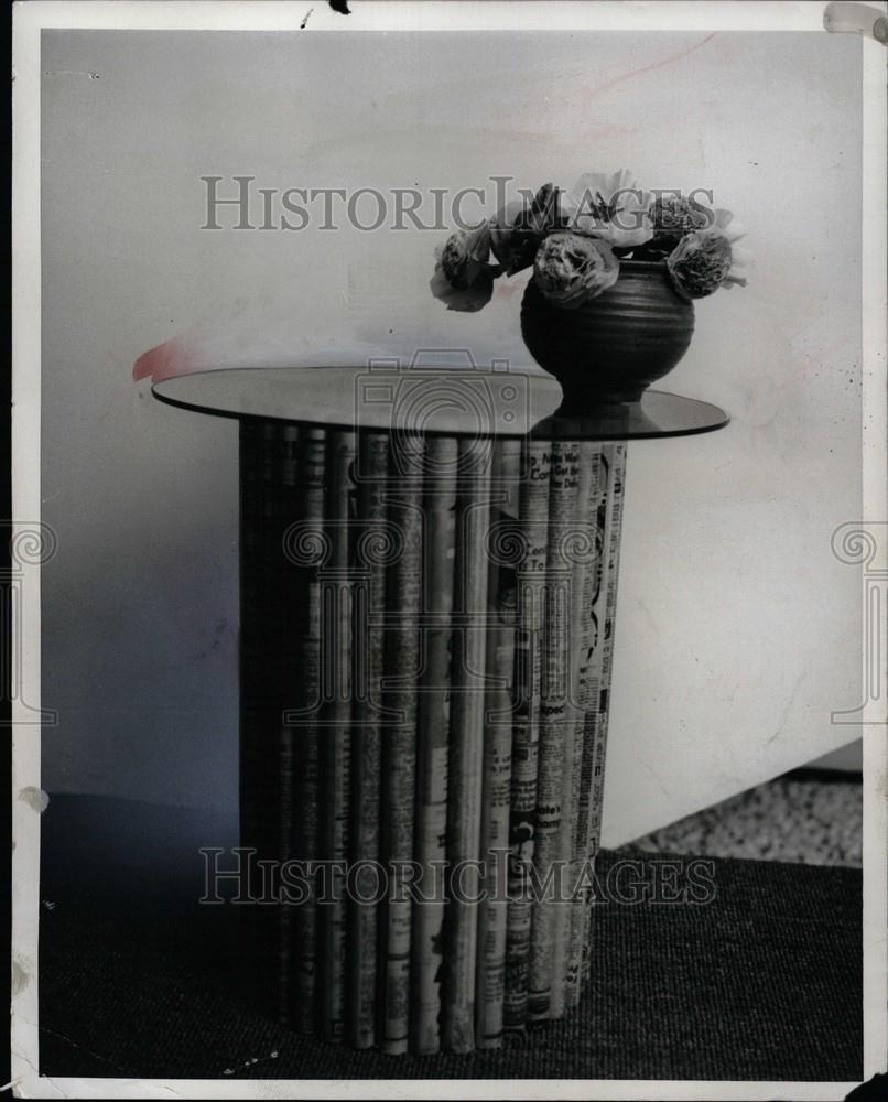 1970 Press Photo Newspapers glass table - Historic Images