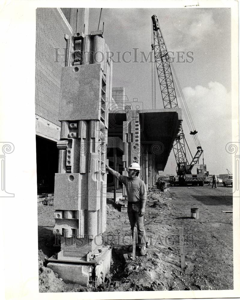 1973 Press Photo Massive art goes up at Airport. - Historic Images