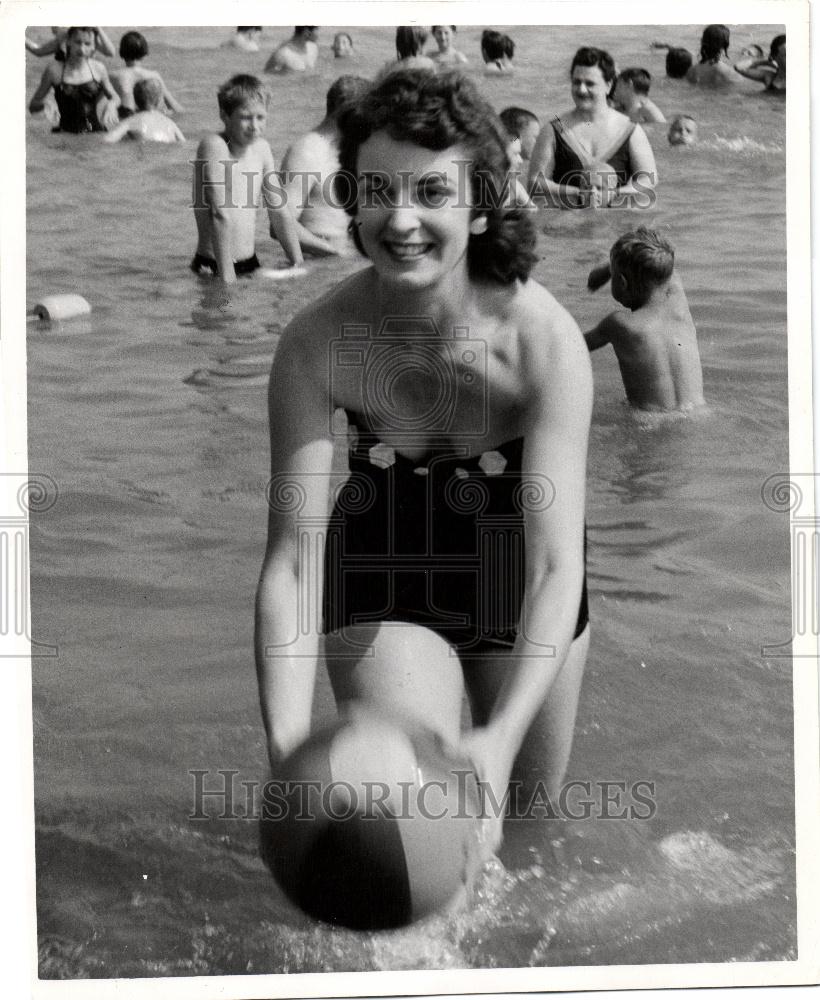 1955 Press Photo Metropolitan Beach swimmers ocean - Historic Images