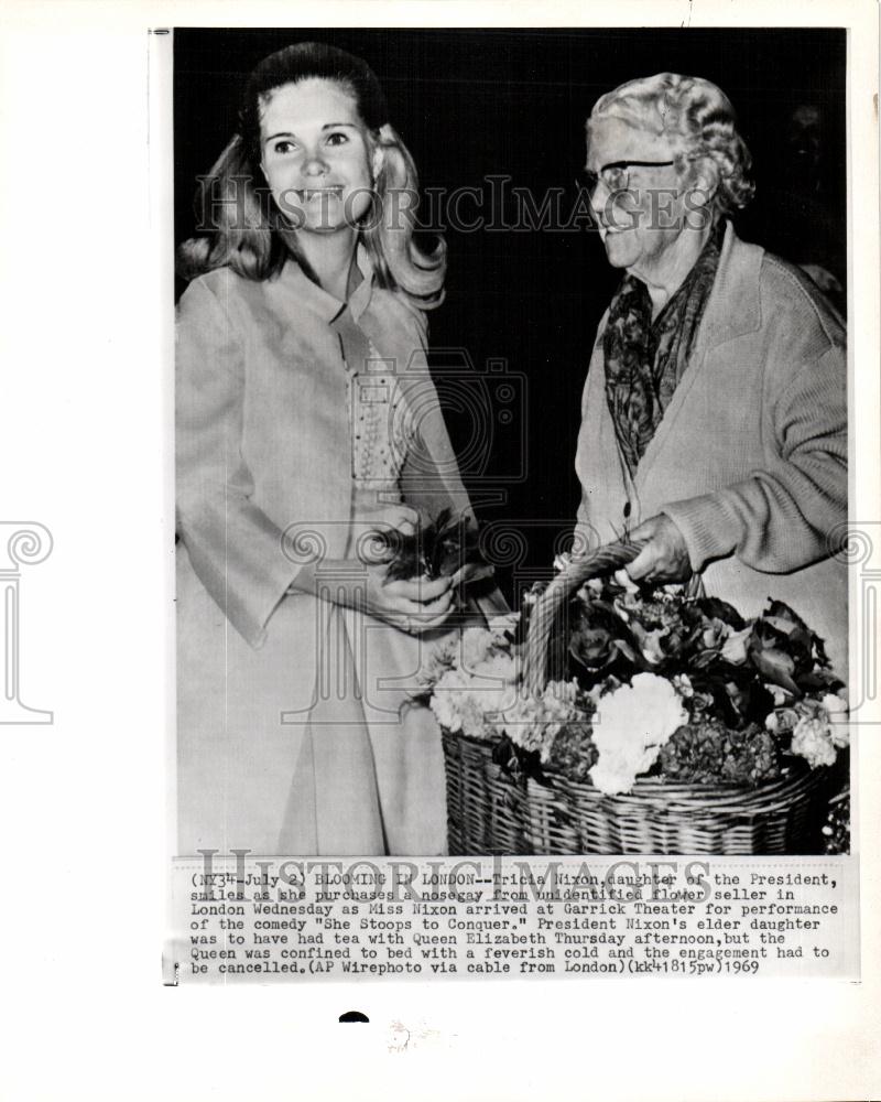 1969 Press Photo Tricia Nixon She Stoops to Conquer - Historic Images