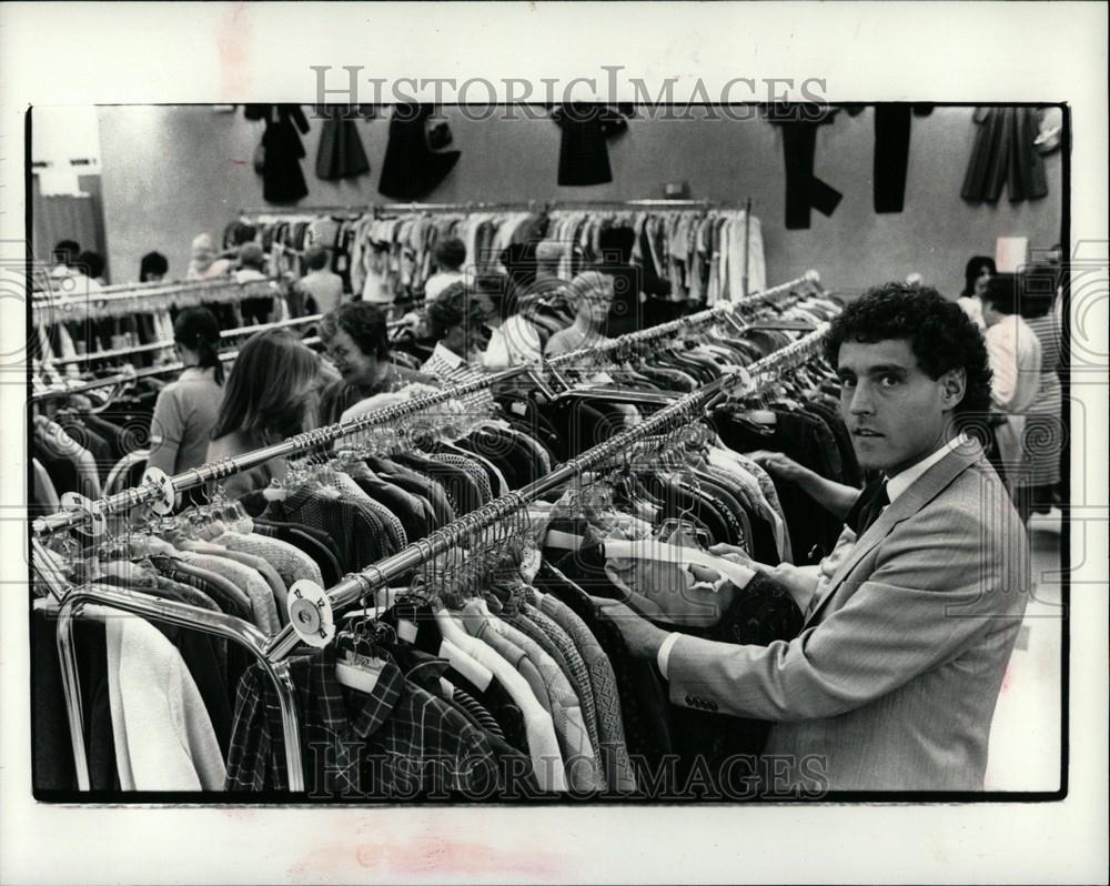 1982 Press Photo Loehmann&#39;s department stores - Historic Images