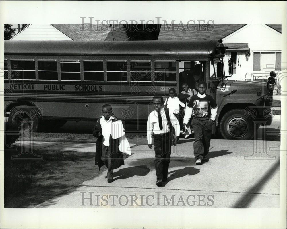 1995 Press Photo Malcolm X Academy bused students - Historic Images