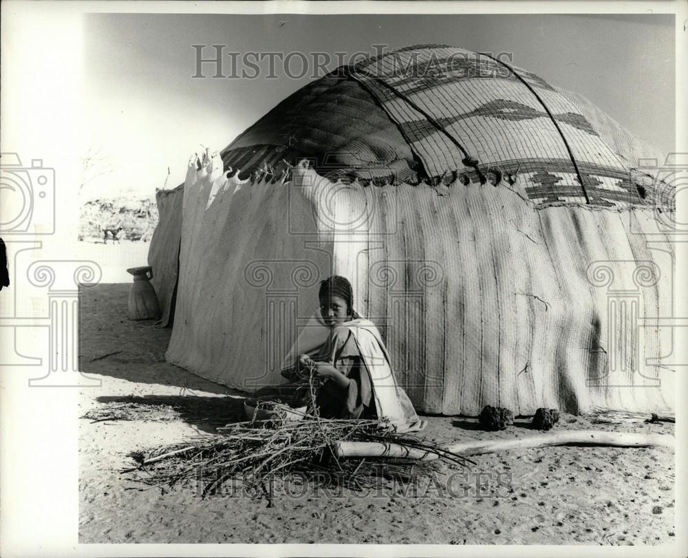 Press Photo Mali Songhai woman strips leaves - Historic Images