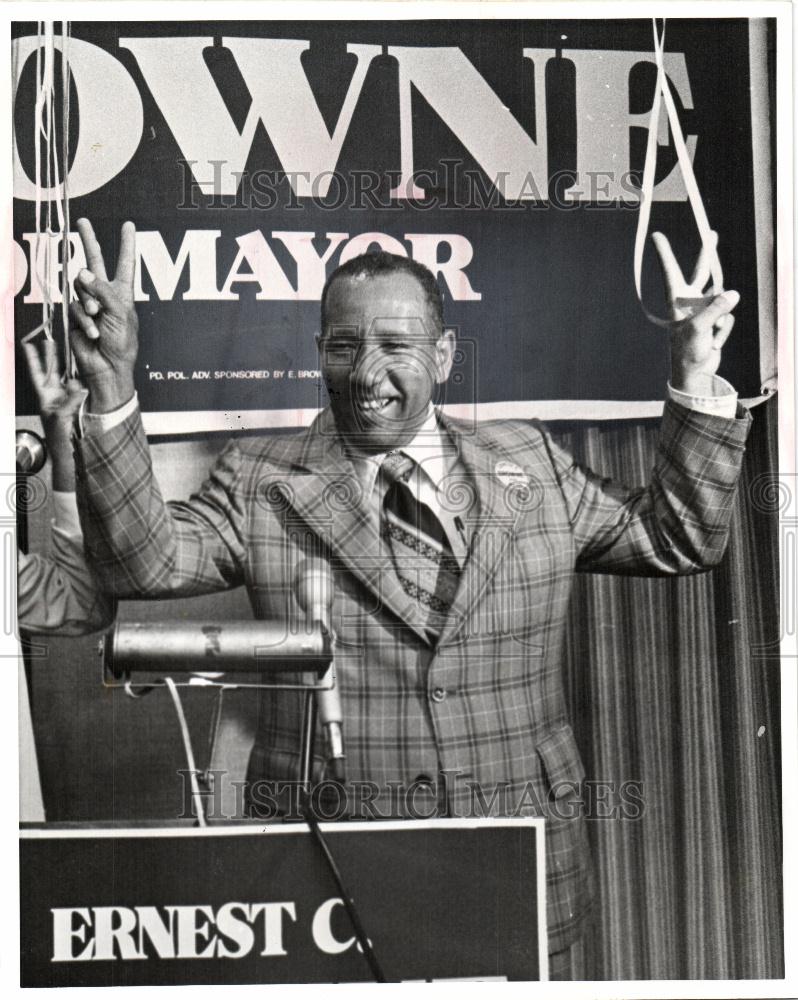 1977 Press Photo Ernest C. Browne Jr. celebrates place - Historic Images