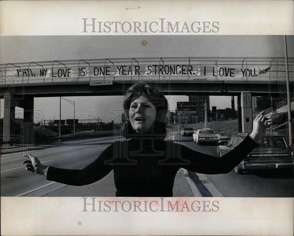 1971 Press Photo Pati LaFond Serg love banner Chrysler - Historic Images