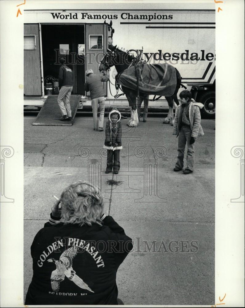 1981 Press Photo Remy Sims Rosemary Madigan Clydesdales - Historic Images