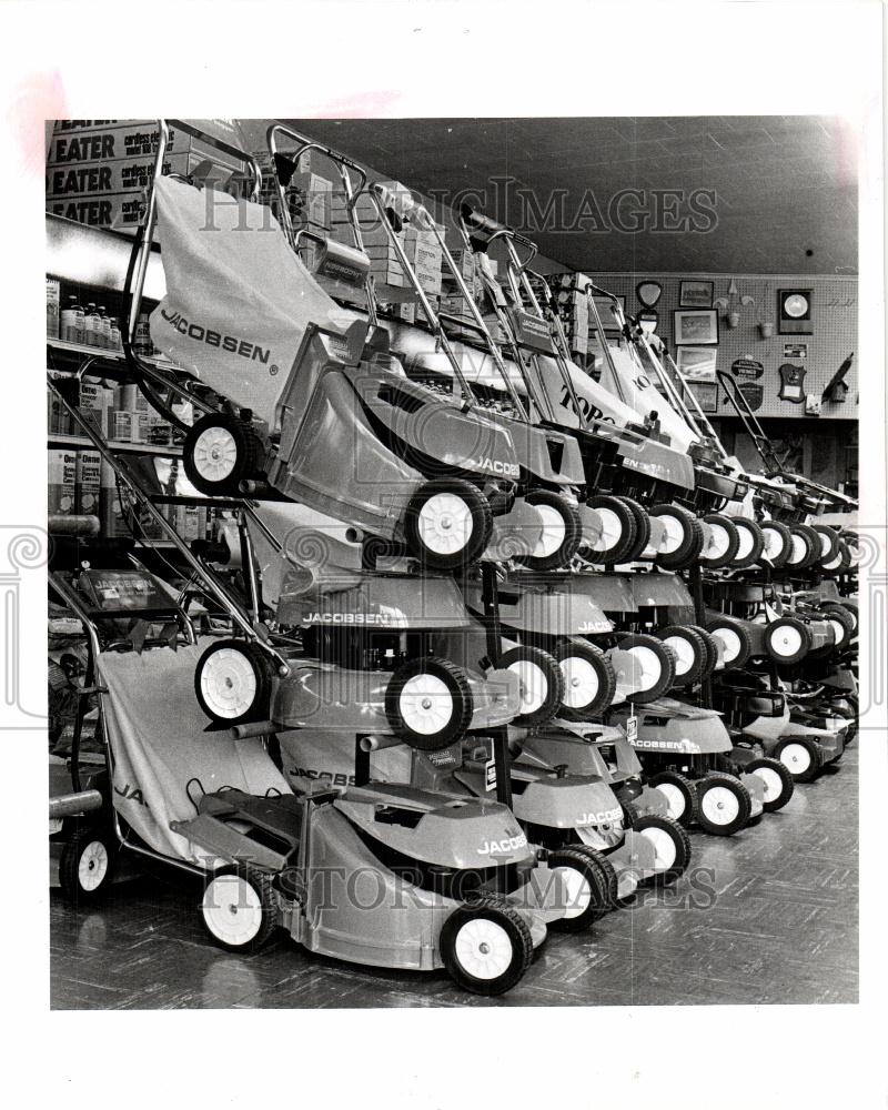 1983 Press Photo Power mowers efficient large lots - Historic Images