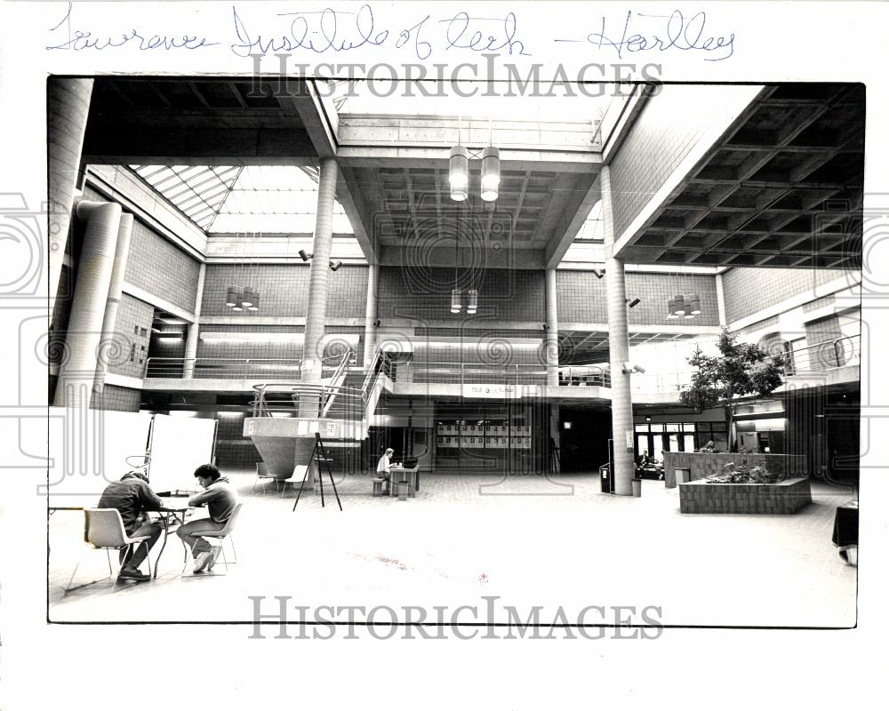 1987 Press Photo Lawrence Institute of Technology - Historic Images