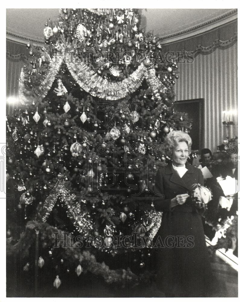 1971 Press Photo Pat Nixon Christmas tree ornaments - Historic Images