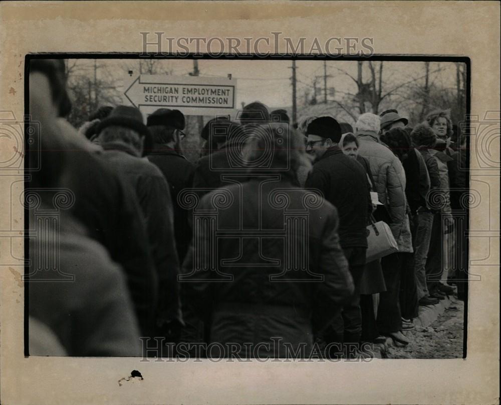 1974 Press Photo Unemployment lines MESC - Historic Images