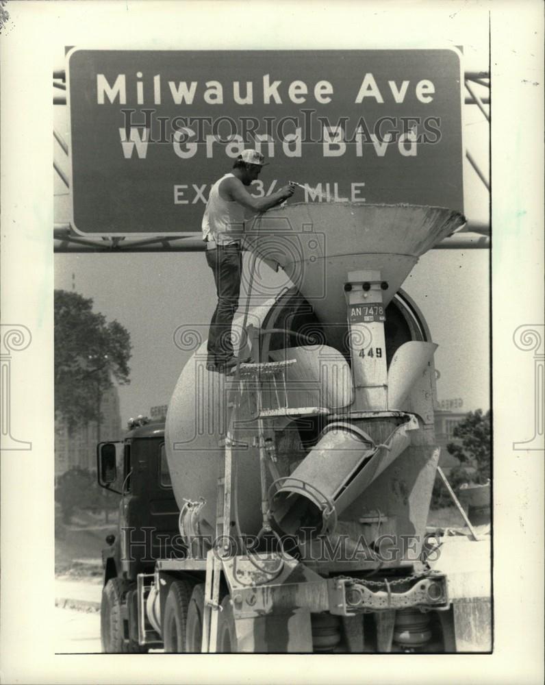 1987 Press Photo Andy Messing cleaning the cement funne - Historic Images