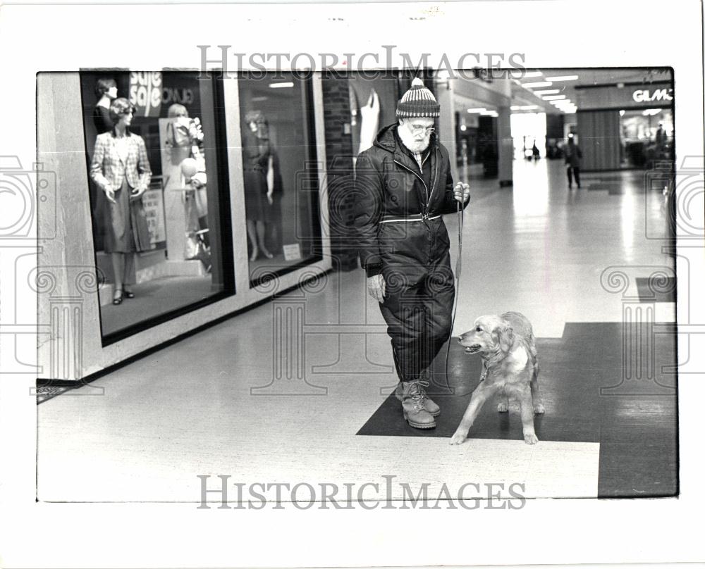 1982 Press Photo Elliott Bourbonais guide dogs blind - Historic Images