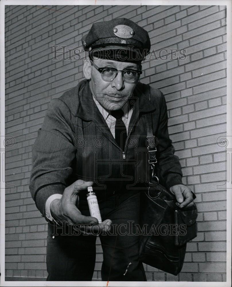 Press Photo Mailmen Halt - Historic Images