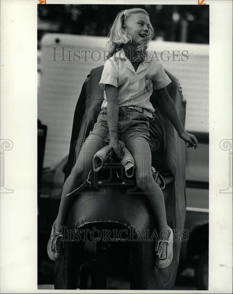 1981 Press Photo Stacie Buckley Mechanical Bull - Historic Images