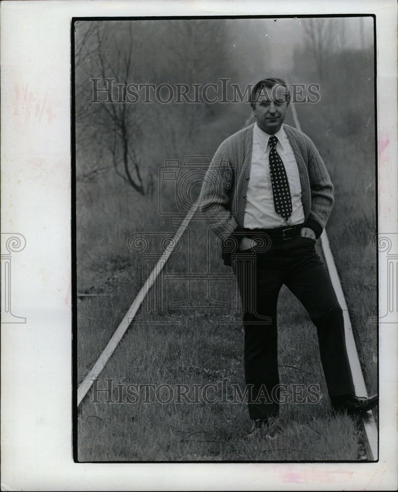 1974 Press Photo Dick Deller weed-overgrown railroad - Historic Images