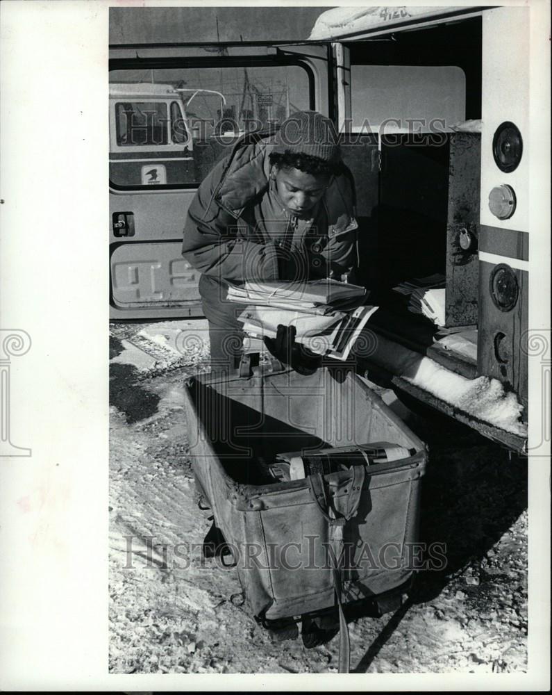 1982 Press Photo Pat Cooper Letter Carrier - Historic Images