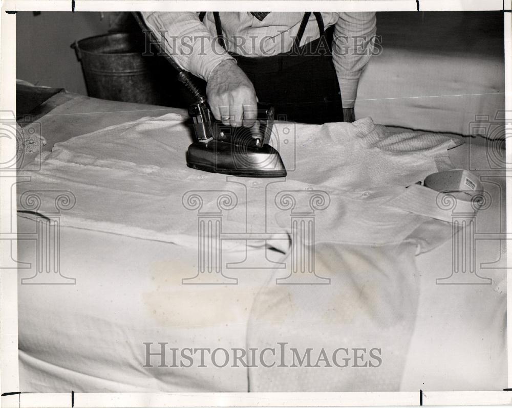 1945 Press Photo Laundry Ironing Shirt Buttons Dress - Historic Images