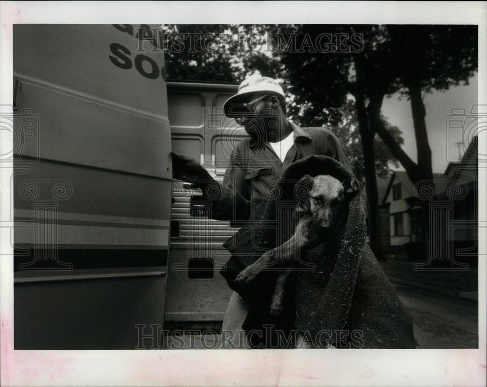 1991 Press Photo Andre Howard Michigan Humane sick dog - Historic Images