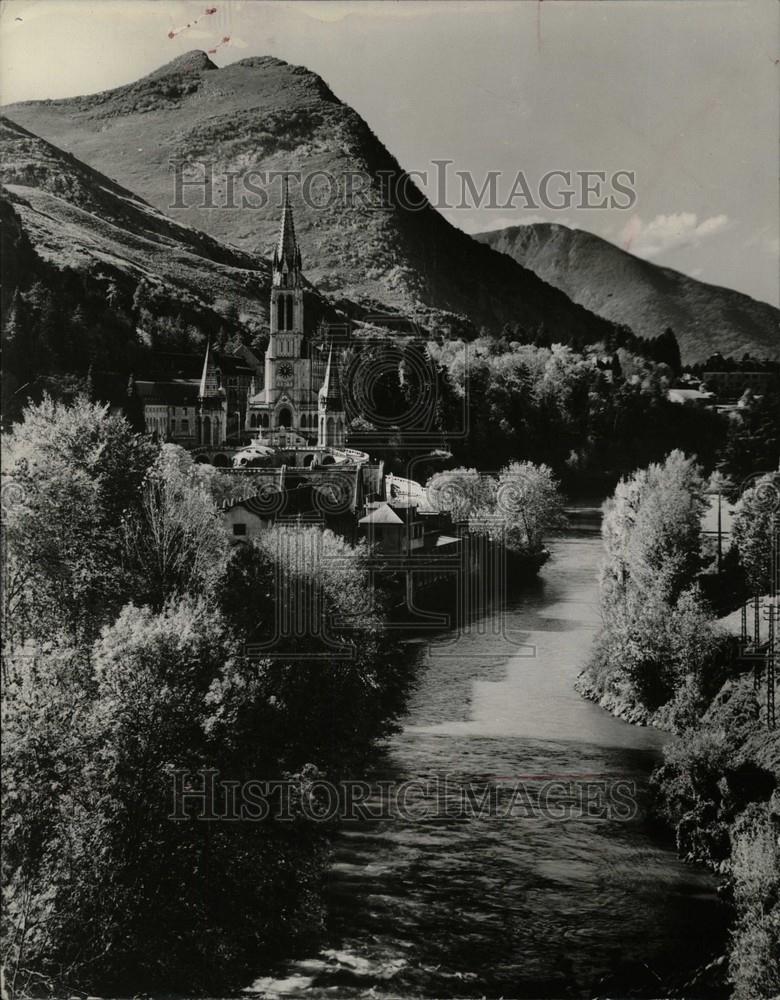 1990 Press Photo Lourdes France Commune Pyrenees - Historic Images