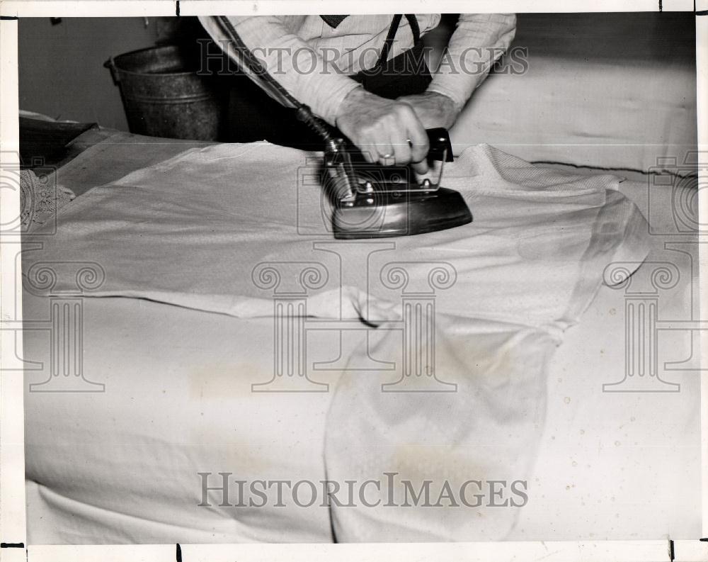 1945 Press Photo Turn over again iron back - Historic Images