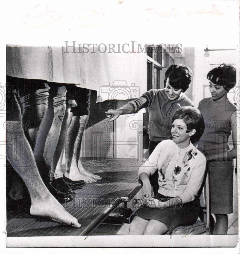 1967 Press Photo Flint Junior College Leg Art Contest - Historic Images
