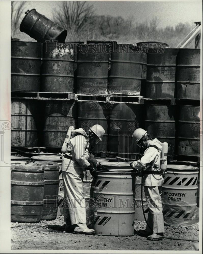 1983 Press Photo Liquid Disposal Macomb Waste Material - Historic Images