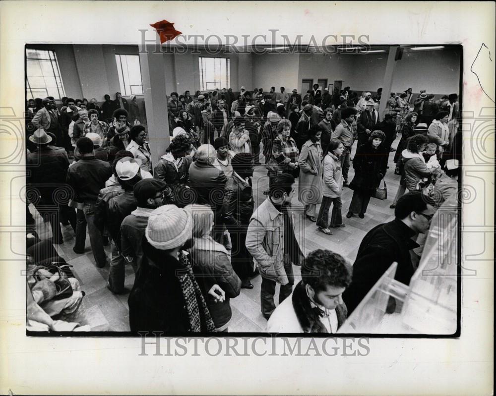 Lines unemployment office 1981 Vintage Press Photo Print - Historic Images