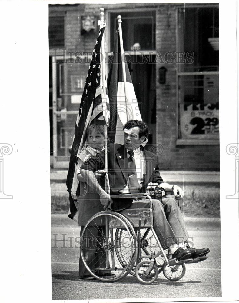 1982 Press Photo Tracy Hawkins waits during a parade - Historic Images