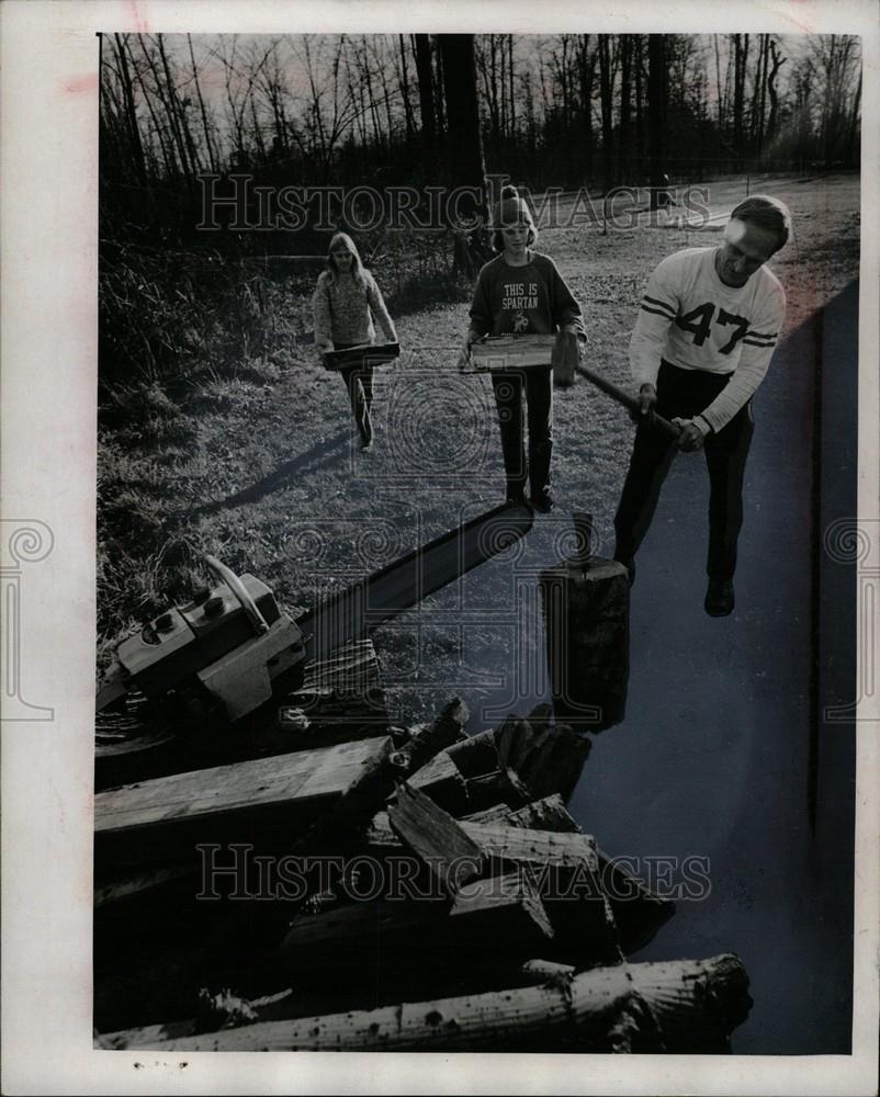 1973 Press Photo Louann Pat Galuardi Woodcutting Father - Historic Images