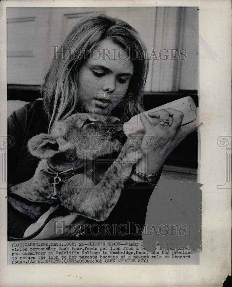 1968 Press Photo Randy feeds pet lion Radcliffe College - Historic Images