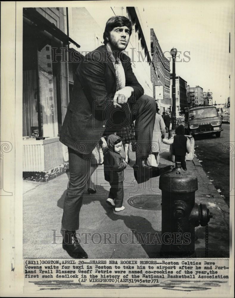 1971 Press Photo Dave Cowens,SHARES NBA ROOKIE HONORS - Historic Images