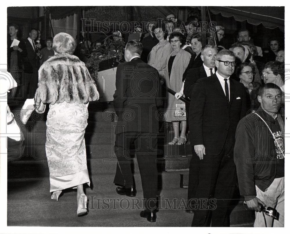 1963 Press Photo Metropolitan Opera crowd - Historic Images