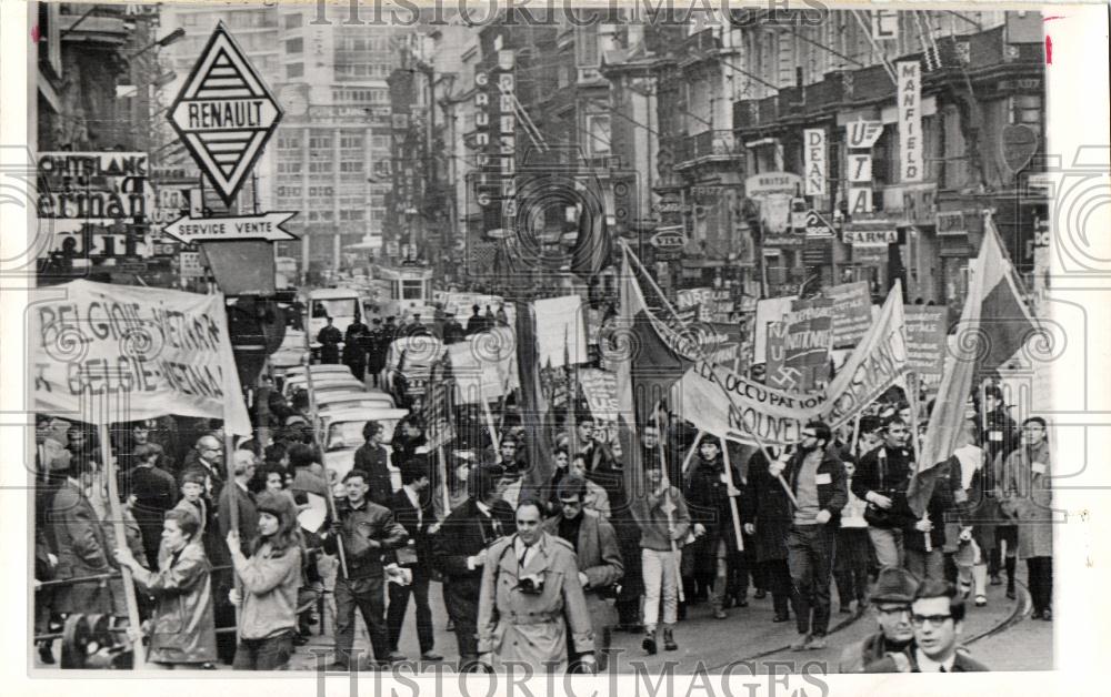 1969 Press Photo young Socialist Guards protest Nixon - Historic Images