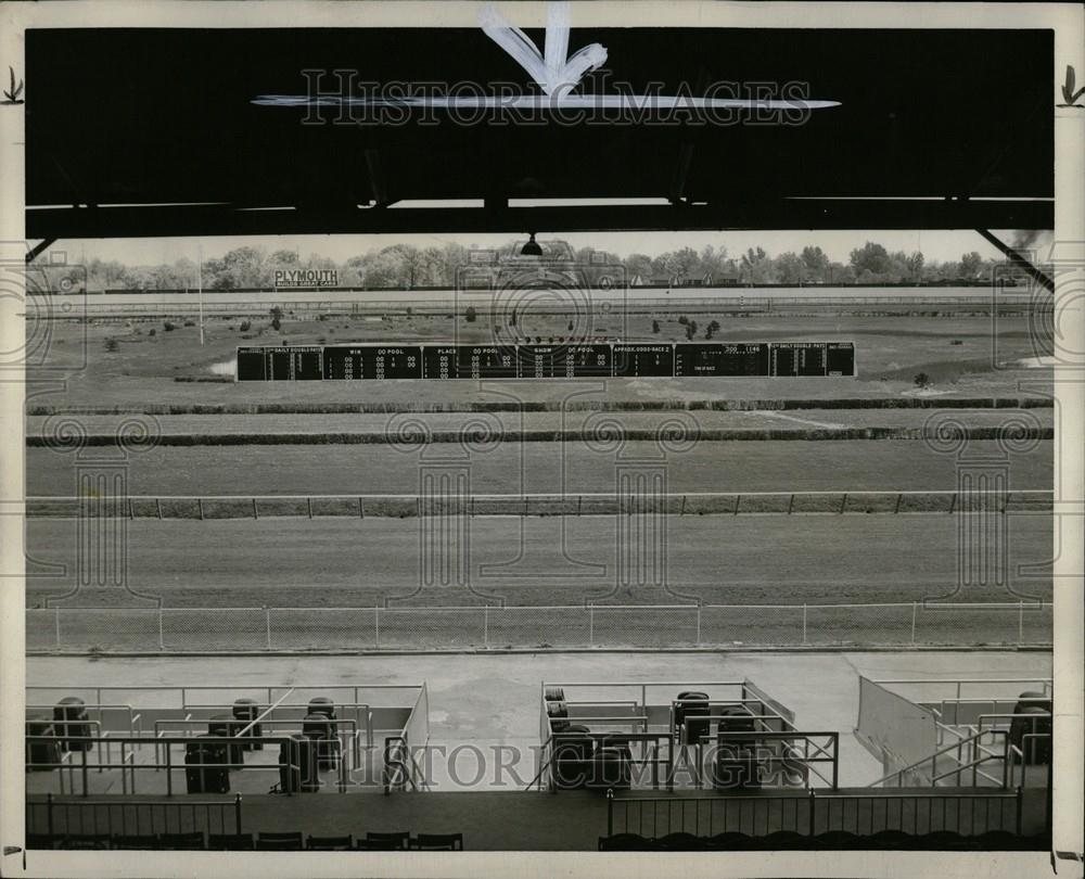 1949 Press Photo Fairgrounds Turf fans Pace Track Tote - Historic Images