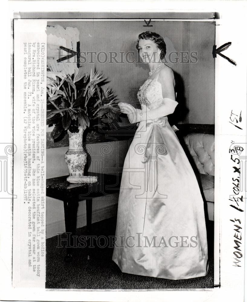 1957 Press Photo Mrs Nixon full length blue ball gown - Historic Images