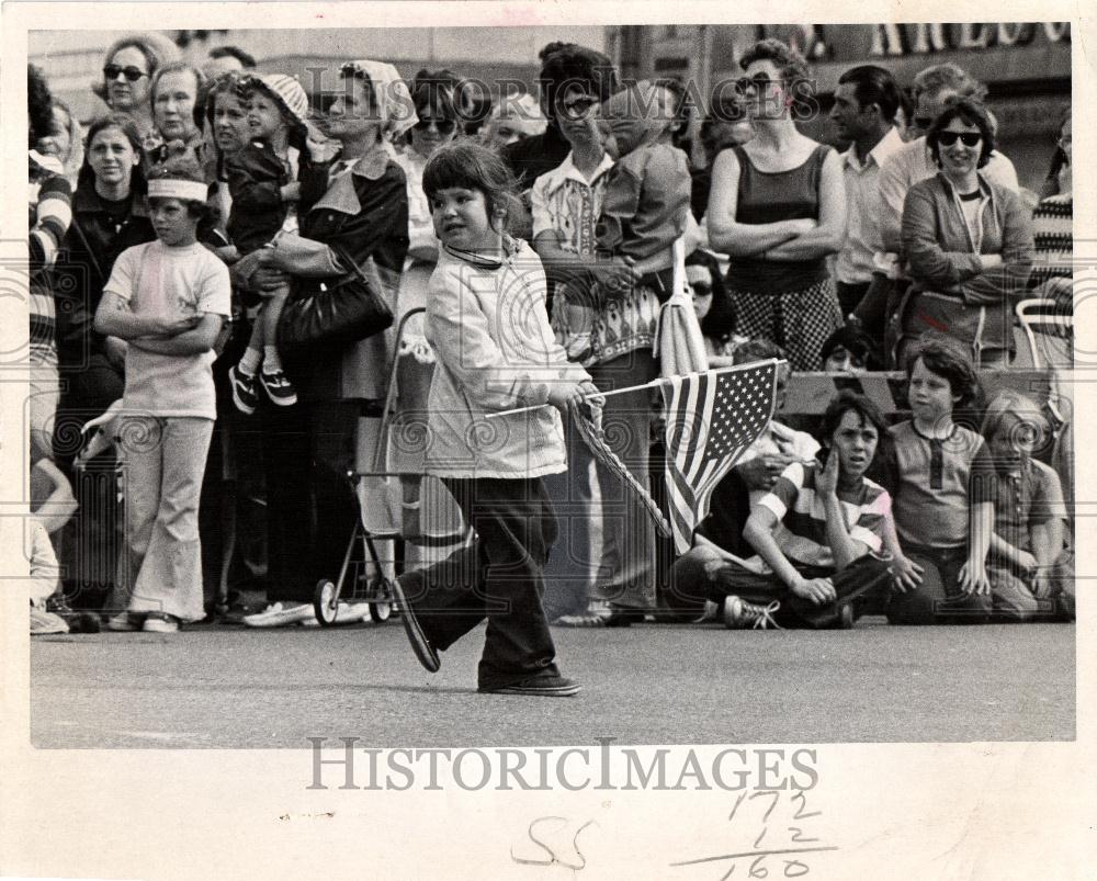 1973 Press Photo parade little girl lost wandering flag - Historic Images